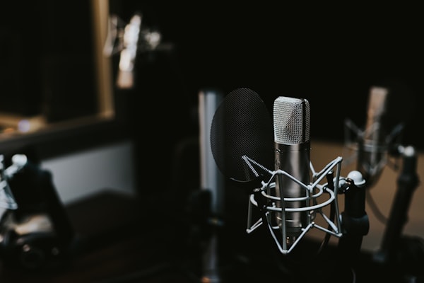 Micrófono e interfaz en un set de grabación de podcasts llave en mano